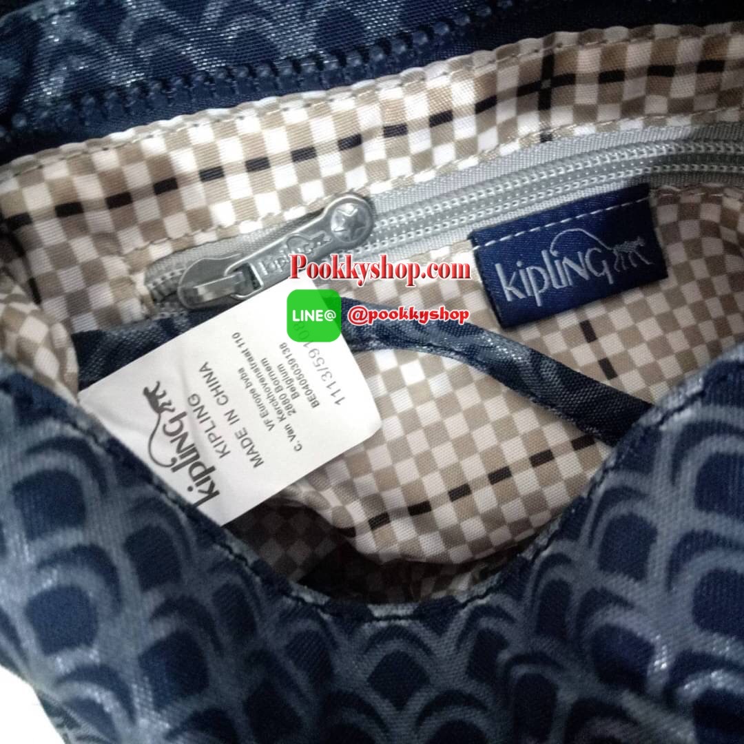 KIPLING SABIAN CROSSBODY MINI BAG กระเป๋าสะพายข้าง วัสดุ Nylon&Polyester 100% ขนาดเล็กกำลังน่ารัก เปิด-ปิดด้วยฝาปิดกระดุมแม่เหล็กและซิปแบรนด์ ด้านในทีแท็กแบรนด์ -ด้านหน้าฝาบนมี1ช่อง ขนาดตามโค้งฝาหน้า -ด้านหลังมีอีก 1 ช่องลึกถึงฐาน -ด้านในมี 1 ช่องหลัก เปิ