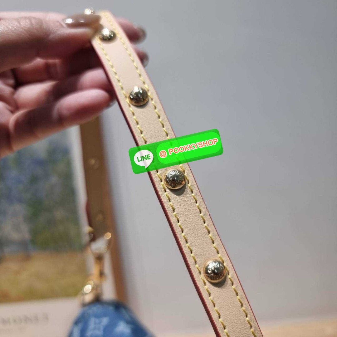 LV sunset monogram denim bag 🔆 Details แรงมากฉุดไม่อยู่ กับกระแสคอลใหม่ lvremix ดีไซน์แบบตัวมัม y2k รูปทรง baguette สวยดูแพง ใบนี้ก็ฉ่ำสุดๆ เป็นกระเป๋าสะพายไหล่ ที่สามารถปรับเป็นสะพายข้างได้