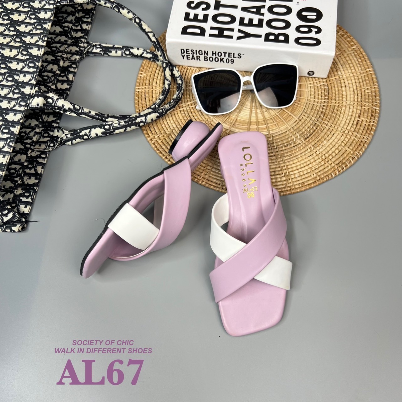 เน้นใส่สบายเดินทั้งวันแบบไม่เมื่อย ส้นมาการองสูงเพียง 1.5 นิ้ว หน้าสวมหนังนิ่ม แบบไขว้ แต่งสีทูโทน 5 สี เบาๆ ใสๆ ใส่ได้ทุกสีผิว