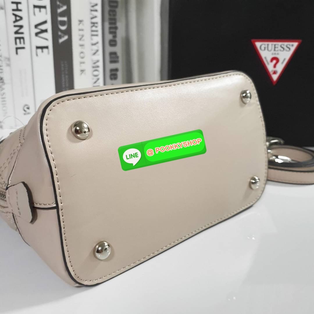 NEW ARRIVALS!! ✨ กระเป๋าถือทรงหรู GUESS CESSILY SMALL DOME SATCHEL HANDBAG วัสดุหนังสังเคราะห์นิ่มมืออะไหล่เงินทั้งใบ มีพวงกุญแจกิมมิคแบรนด์ประดับด้านหน้า เปิดปิดด้านซิปยาว ด้านในใส่กระเป๋าสตางค์ใบกลาง มือถือ ได้สะดวก พร้อมช่องซิป+ช่องใส่ของแยกให้