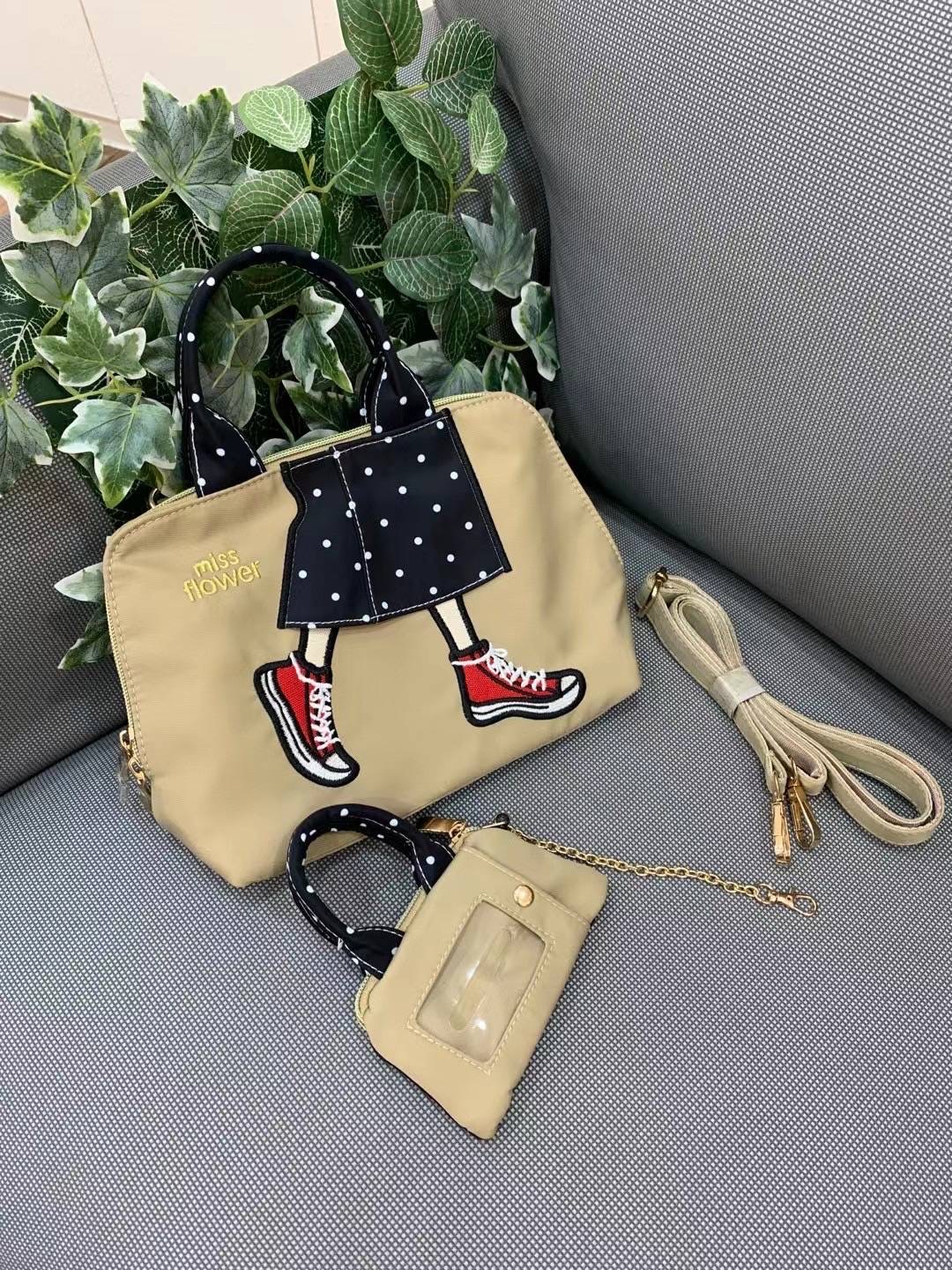 กระเป๋าสะพายข้างปากโค้ง วัสดุตัวกระเป๋าทำจากผ้ากันน้ำอย่างดี อะหลั่ยสีทอง มาพร้อมกระเป๋าลูกนะคะ น่าใช้มากๆค่ะ มาพร้อมสายยาวเป็นผ้ากันน้ำสีตามรูปนะคะ