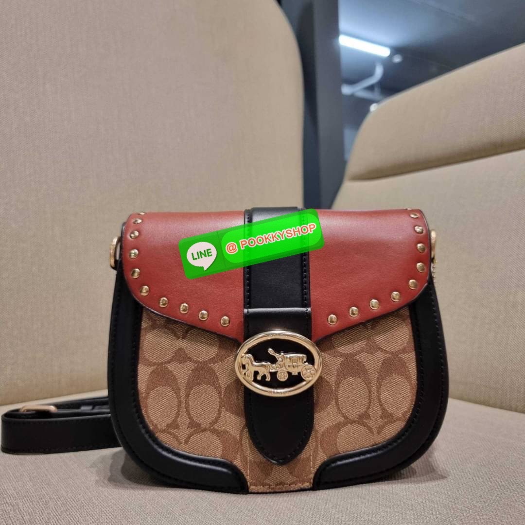 COACH C3593 GEORGIE SADDLE BAG IN COLORBLOCK SIGNATURE CANVAS WITH RIVETS ยกระดับความหรูให้กับตัวเองกันหน่อย ด้วยกระเป๋ารุ่นนี้!! ครอสบอดี้ที่ดีไซน์หรู อัพเลเวล ในราคาที่จับต้องได้ วัสดุหนังแคนวาสเคลือบสลับหนังเรียบ พิเศษไปอีกตกแต่งขอบด้วยหมุด เพิ่มดีเทลก
