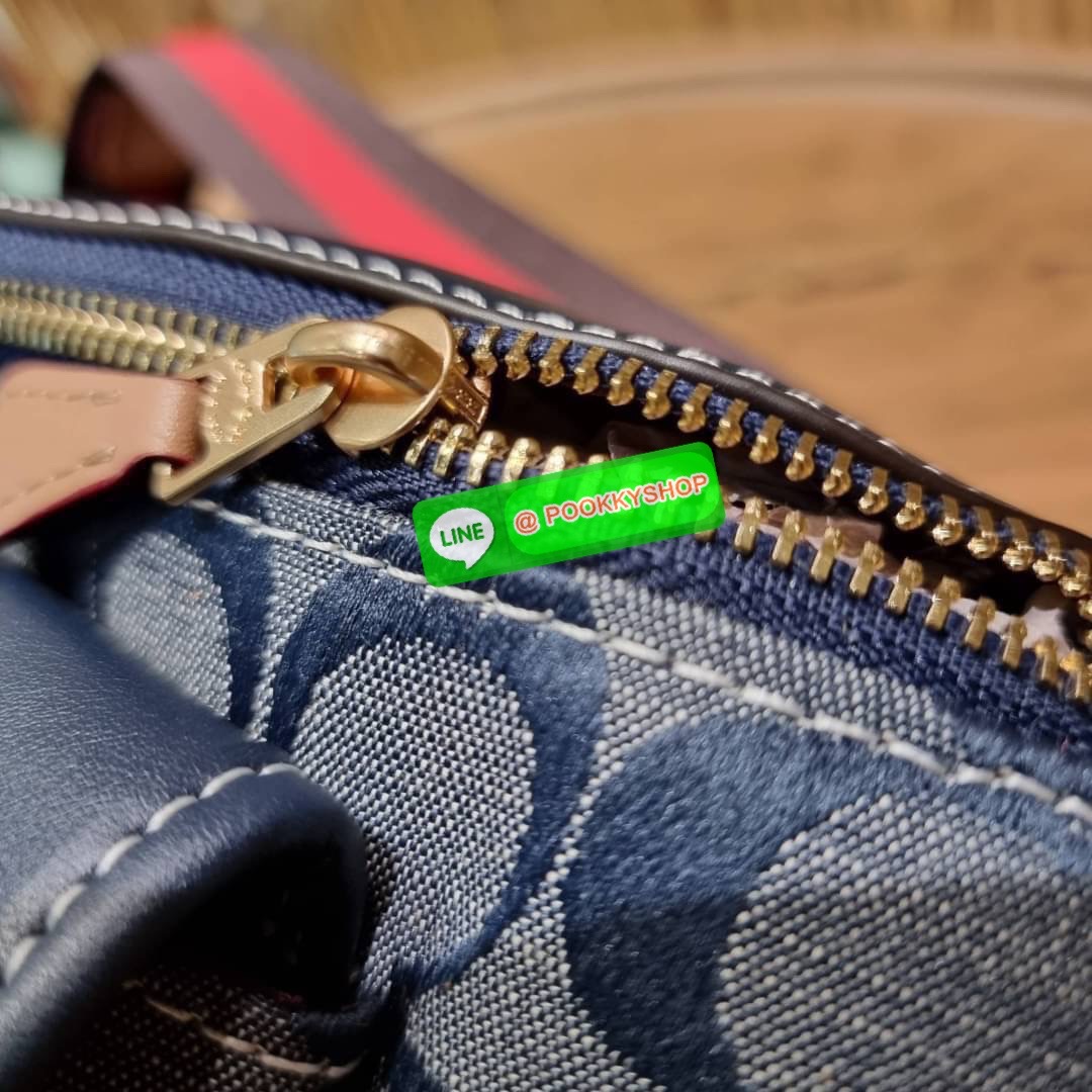 COACH C4035 HERITAGE BELT BAG IN SIGNATURE CHAMBRAY ใหม่ล่าสุด กระเป๋าคาดอกสุดชิคสำหรับหนุ่มๆ เป็นดีไซน์กึ่งสปอร์ตที่ดูหรูมากๆ แพทเทิร์นเป็นที่ใช้งานง่าย วัสดุผ้าแชมเบรย์สลับหนังแท้ ไม่หนาไม่บางจนเกินไป มีช่องด้านหน้า และซิปหลัก ภายในโล่งกว้าง จุของได้สบา