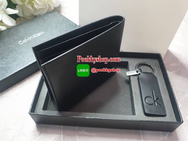 Calvin Klein Short Wallet with Key Set กระเป๋าสตางค์ใบสั้น Set สุดคุ้ม ซื้อ 1 ได้ถึง 2 : กระเป๋าสตางค์+พวงกุญแจ กระเป๋าสตางค์ใบสั้นแบบพับหนังวัวแท้ มาพร้อมพวงกุญแจ กระเป๋ามีน้ำหนักเบา ประดับโลโก้ด้านหน้ามุมขวาล่างปั้มนูน ภายในมีช่องใส่บัตร ใส่ธนบัตร ใส่เห