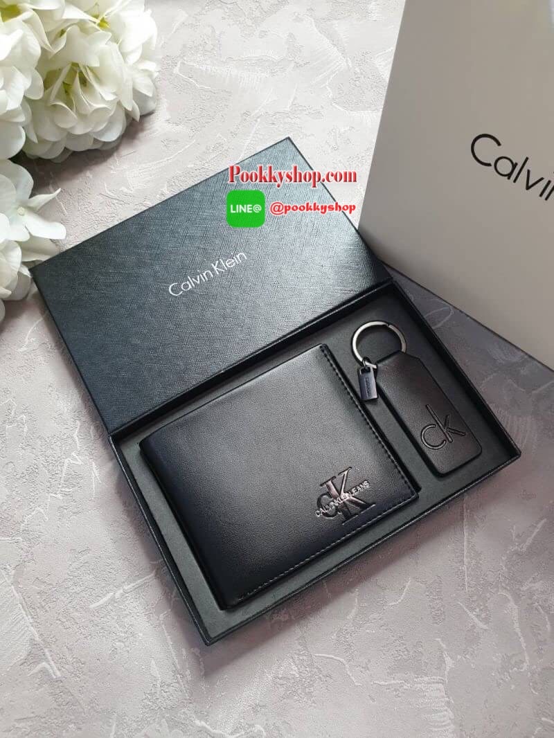 Calvin Klein Short Wallet with Key Set กระเป๋าสตางค์ใบสั้น Set สุดคุ้ม ซื้อ 1 ได้ถึง 2 : กระเป๋าสตางค์+พวงกุญแจ กระเป๋าสตางค์ใบสั้นแบบพับหนังวัวแท้ มาพร้อมพวงกุญแจ กระเป๋ามีน้ำหนักเบา ประดับโลโก้ด้านหน้ามุมขวาล่างปั้มนูน ภายในมีช่องใส่บัตร ใส่ธนบัตร ใส่เห