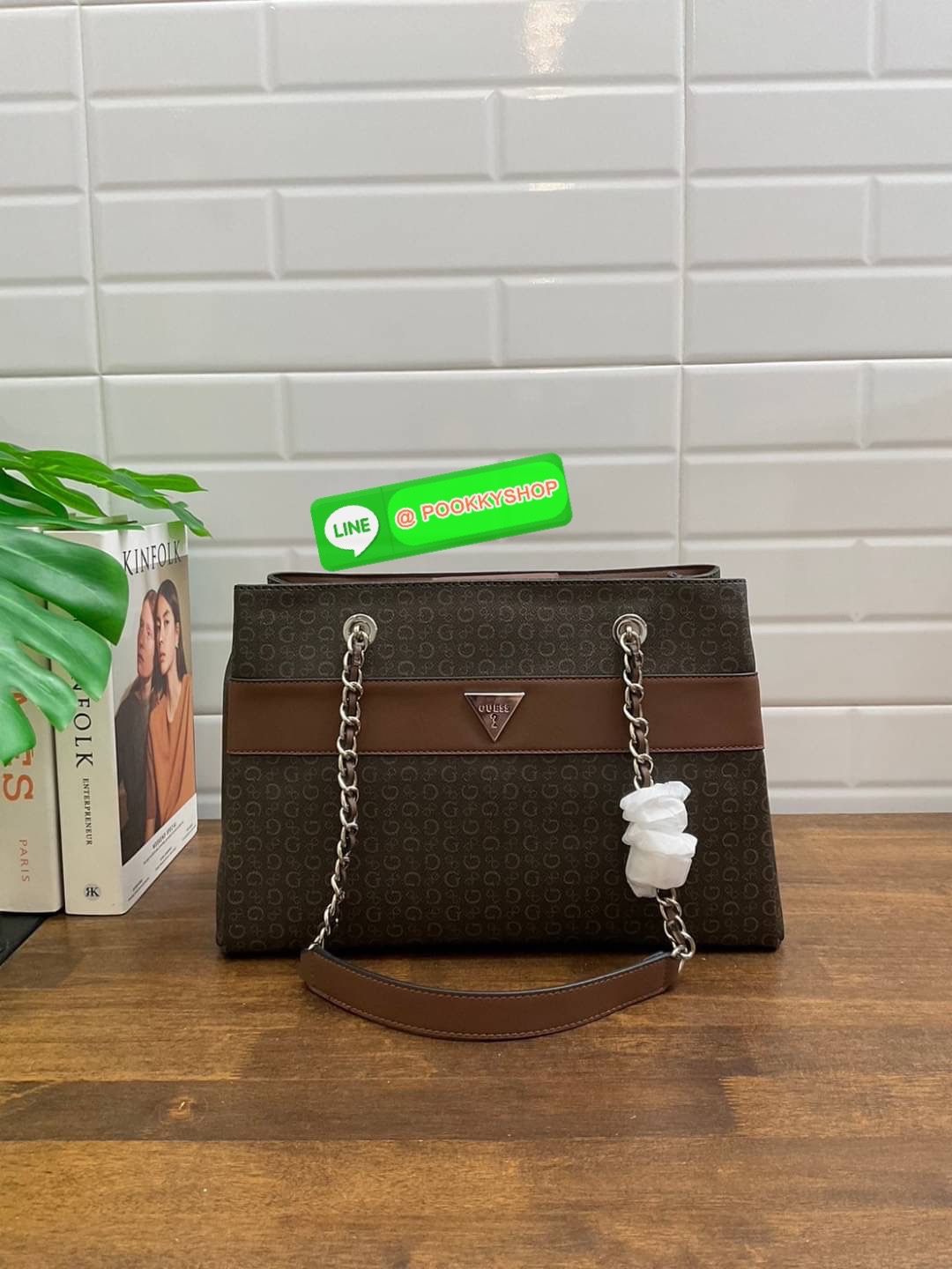 GUESS กระเป๋าสะพายผู้หญิง รุ่น SV859606 VIOLET SATCHEL กระเป๋าถือหรือสะพายสินค้านำเข้าจาก GUESS FACTORY รุ่นยอดนิยม ลายโลโก้ รอบใบ หนัง faux-saffiano หนังคุณภาพดี ตั้งอยู่ทรง สายโซ่ทองต่อหนังสะพายไม่เจ็บไหล่ โลโก้แบรนด์ สวยโดดเด่นที่กระเป๋าด้านหน้า เปิดปิ