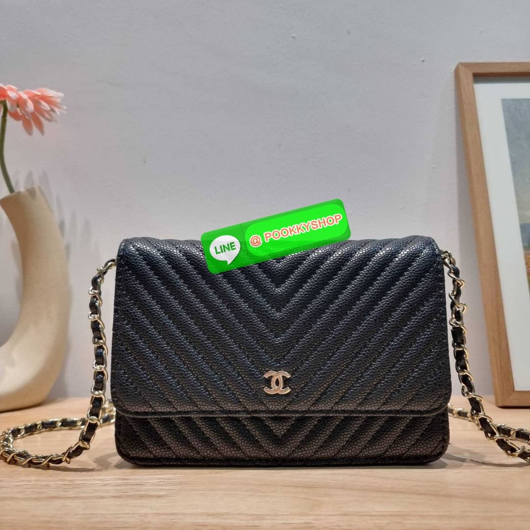 RESTOCK!! ลายวียอดฮิต Premium for gift จากแบรนด์ Chanel กระเป๋าสะพายข้างหนังลายคาร์เวีย มาพร้อมโซ่สะพายในตัว (ถอดออกไม่ได้) อะไหล่ทองเรียบหรู ดูผู้ดี้ ผู้ดี!! เปิด-ปิดกระเป๋าด้วยกระดุมแม่เหล็ก ภายในกระเป๋าเป็นช่องโล่ง มีช่องแยก 1 ช่อง ช่องซิปกลางอีกช่อง ส