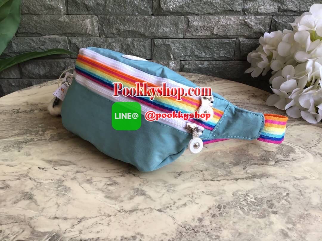 กระเป๋าคาดอกหรือคาดเอว KIPLING YASEMINA Fanny Pack วัสดุด้านนอก Nylon +polyester วัสดุกันน้ำ ด้านหน้ามี 2 ช่องใช้งาน แยกเป็นสัดส่วน ใส่มือถือได้ กระเป๋าเงินใบยาว พร้อมสายคล้องพวงกุญแจ และ พวงกุญแจลิงสัญลักษณ์แบรนด์ สายสะพายเลื่อนปรับความยาวได้ สีสันสดใส น