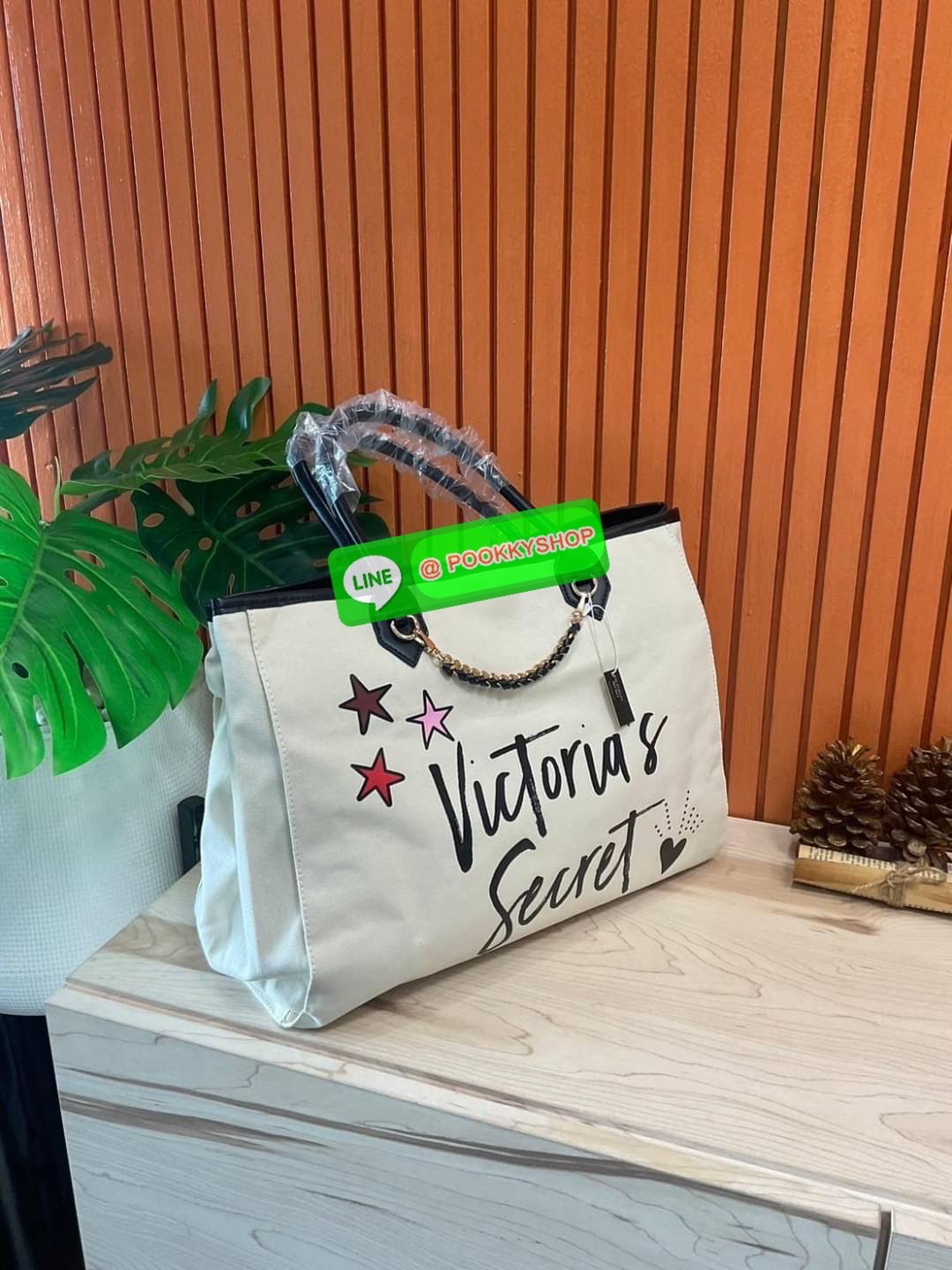 Victoria's Secret New! VS Patch City Tote - CREAM กระเป๋าทรง shopping สไตล์ victoria's secret แปลกใหม่อินเทรนด์ สินค้านำเข้า งาน ชน shop ดีไซน์สวย เก๋ น่ารัก เรียบหรู ใส่ของได้จุใจ เหมาะสำหรับสาวๆทุกคนที่มีของเยอะ งานเย็บเนี๊ยบ แข็งแรงทนทาน ใช้ไ