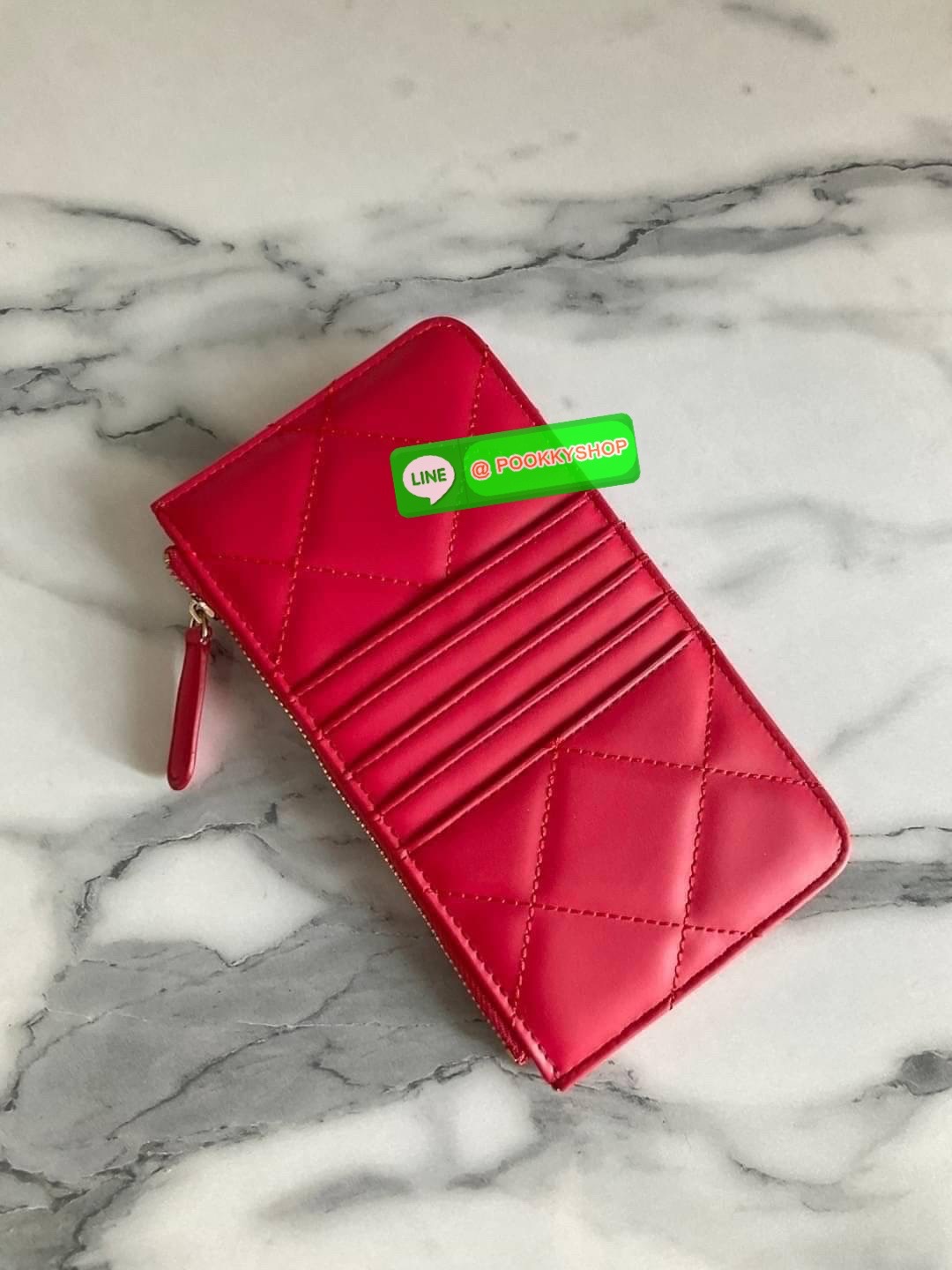 พร้อมส่งแล้วค่ะ ❤️🤍 พร้อมส่งที่ไทยค่าา กระเป๋าสตางค์รับทรัพย์ แนะนำรุ่นนี้เลยคะ งานกิ้ฟ กระเป๋าสตางค์ทรงสวย สะดุดตา หนังสัมผัสลายด้าน จากแบรนด์ CHANEL ด้านหน้ามีโลโก้แบรนด์ CC สีทองหรู มีช่องซิปยาว ใส่ธนบัตร ด้านหน้าใส่มือถือขนาดเท่า NOTE10
