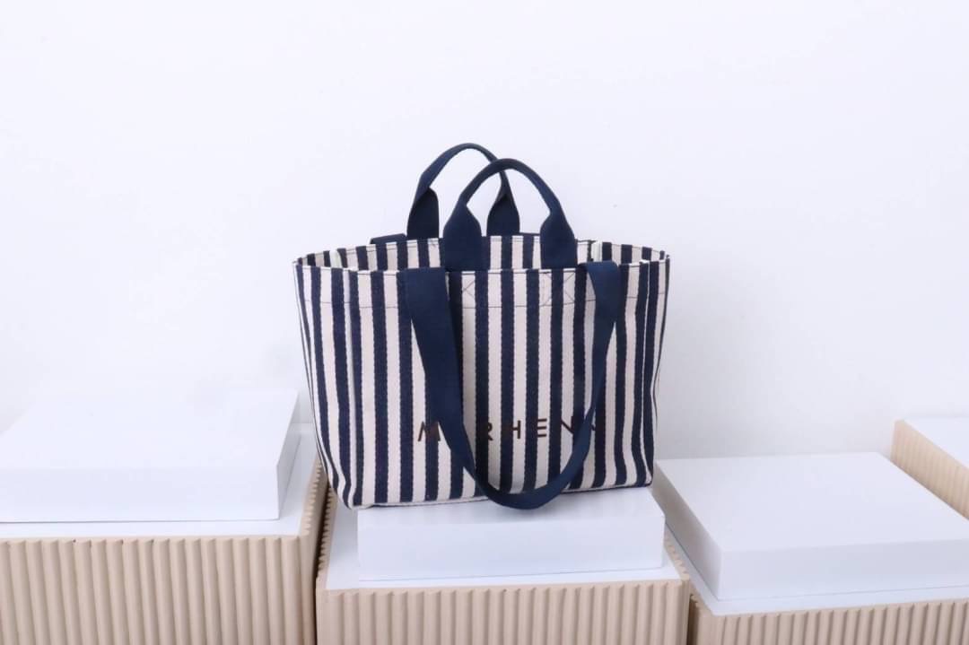 มาอีกรอบละจร้าาา 💥MJ ตัวใหม่ล่าสุด บอกเลยของมันต้องมี ใบใหญ่จุใจใส่ของได้จุกๆ ดีไซน์แบบ shopping bag ถือได้หิ้วได้ น่าร๊ากๆๆๆ เนื้อผ้าวัสดุอย่างดีและหนา มาตามคำเรียกร้อง...