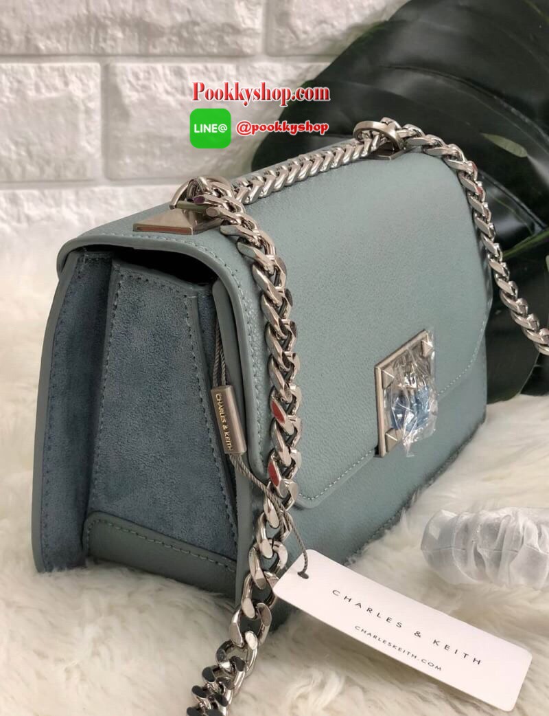 New in !!! CHARLES & KEITH CLASSIC FRONT FLAP CROSSBODY BAG ล็อตนี้อะไหล่แบบวินเทจ ใบจริงหรูมากค่ะ! กระเป๋าสะพายข้างหรือรวบสายเปลี่ยนแบบถือเก๋ๆ ก็ได้ค่ะ วัสดุหนังคาร์เวียร์ด้านตัดหนังกำมะหยี่ด้านข้างได้อย่างลงตัวสวยงาม เปิดปิดกระเป๋าแบบกดล็อคอะไหล่โลหะแบร