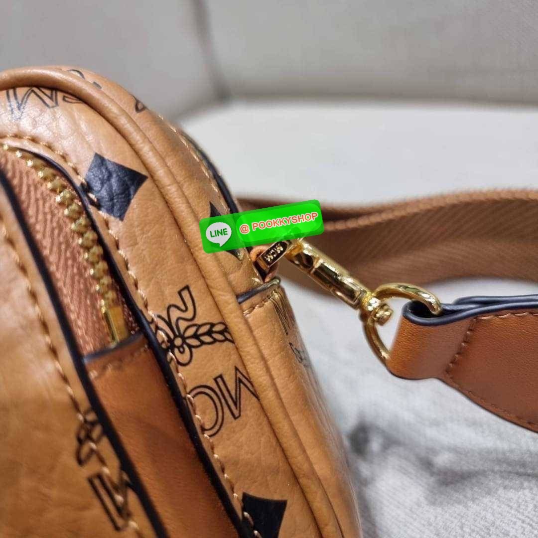 MCM X-MINI KLASSIK CROSSBODY BAG IN VISETOS รุ่นยูนิเซ็กส์มาแล้วจ้า!! ไซส์นี้ใช้ได้ทั้งหนุ่มๆสาวๆไปเลย กระเป๋าสะพายข้างทรงครอสบอดี้ ใบเล็กขนาดกะทัดรัด วัสดุหนังแคนวาสคุณภาพดี มีช่องหลัก 2 ช่อง ภายในมีช่องย่อยให้ 1 ช่อง มาพร้อมสายสะพายสปอร์ตที่ดีไซน์หรูไม่