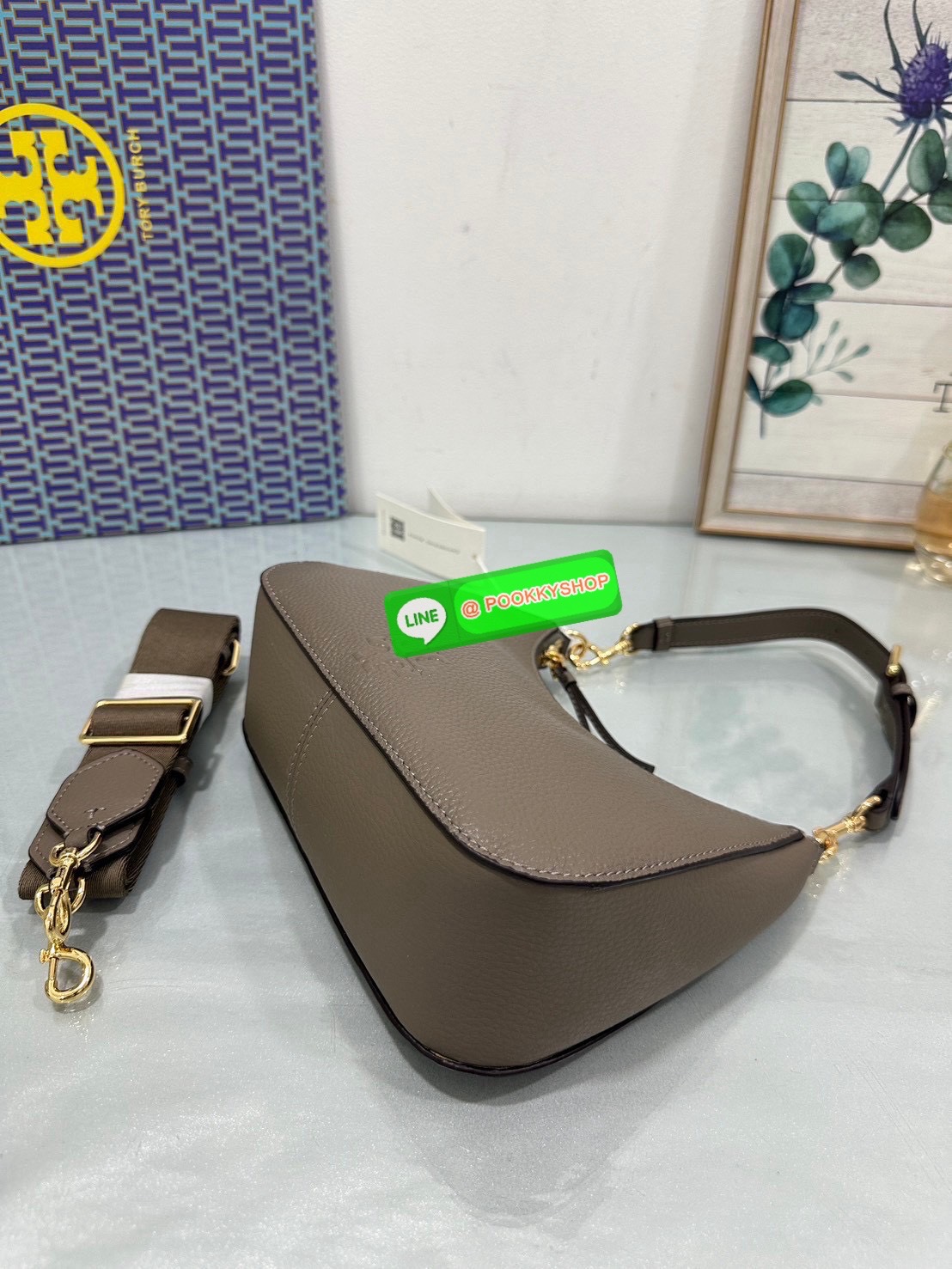 🖤 Tory Burch Thea Convertible Crossbody Bag หนังแท้นุ่ม ดีไซน์เรียบหรู พร้อมสายสะพาย 2 แบบ สวยครบทุกลุค ✨ ใบเดียวใช้ได้ทุกวัน ถือก็สวย สะพายก็คล่อง จบในใบเดียว 💼