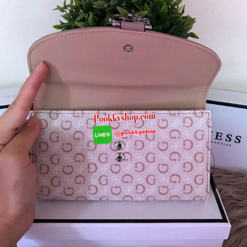Guess leather wallet กระเป๋าสตางค์ใบกลาง ด้านหน้าแต่งโลโก้แบรนด์โลหะสวยหรูลายซิกเนเจอร์ของแบรนด์ ภายในมีช่องใส่ธนบัตร บัตรต่างๆ ช่องใส่รูป มีช่องยาว 3 ช่อง ใส่ธนบัตร ด้านหลังมีช่องซิปใส่เหรียญ ปิดเปิดใช้งานสะดวก ถือถนัดมือ ขนาดกำลังพอเหมาะ ดีไซร์หรูสวยงาม