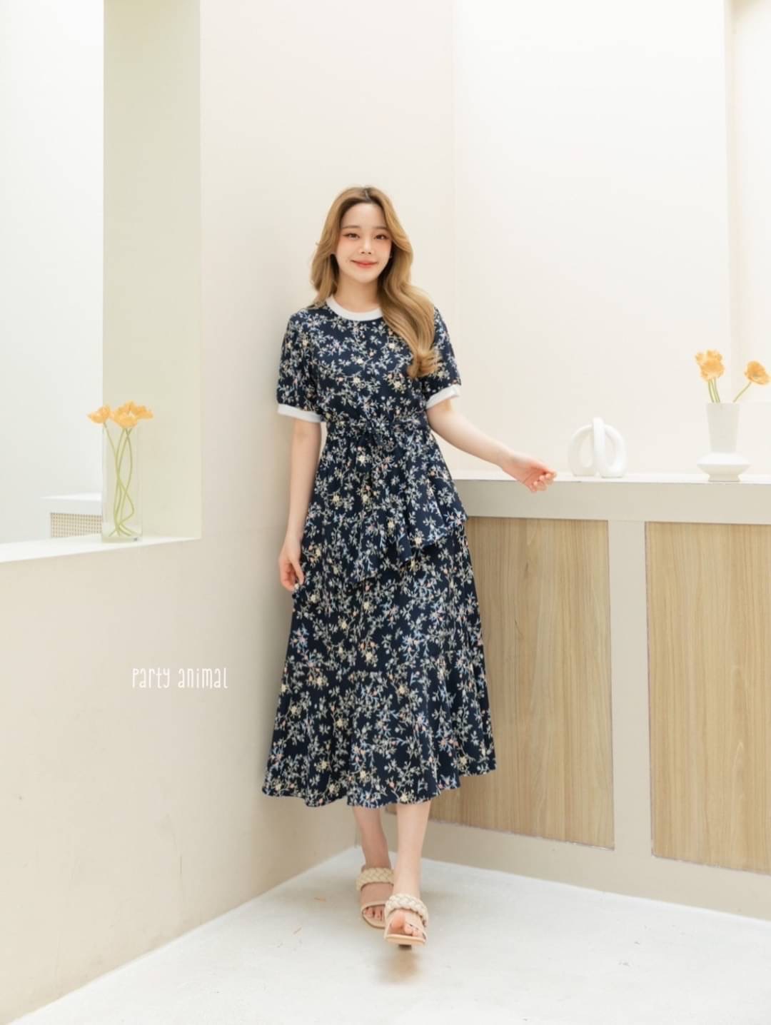 Maxi dress ทรงคอกลมเอวยางยืด ต่อชายกระโปรงหางปลาสวยค่ะ ด้านหน้าดีไซน์แต่งระบายเฉียงเล็กๆช่วงกระโปรง เนื้อผ้าโพลีเอสเตอร์พริ้วๆนุ่มใส่สบาย งานมีซับในกระโปรง ซิปหลัง มาพร้อมเชือกผูกเอวค้า 2ลาย