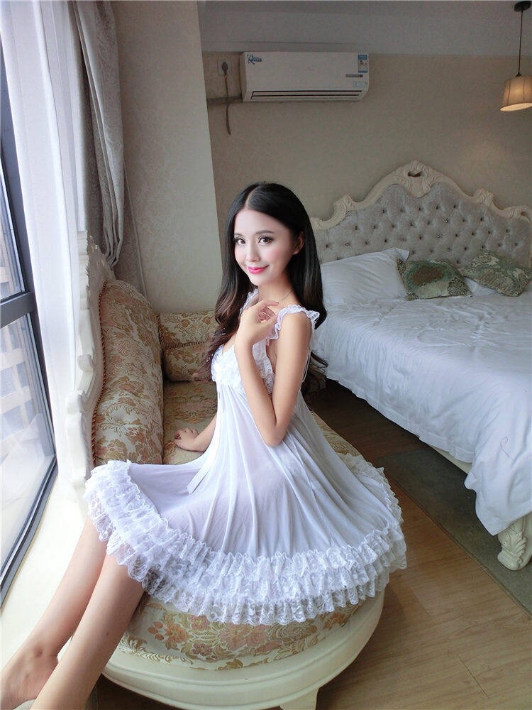 ชุดนอนเซ็กซี่ ชุดนอนซีทรู ชุดนอน สายเดี่ยว แต่งระบายเนื้อหรู สีขาวหรู ดุจเจ้าหญิง เนื้อผ้าเกรดไฮโซ แต่งระบาย ช่วงคอและระบายชาย สินค้า ญี่ปุ่นคะ +G-string เข้าชุด