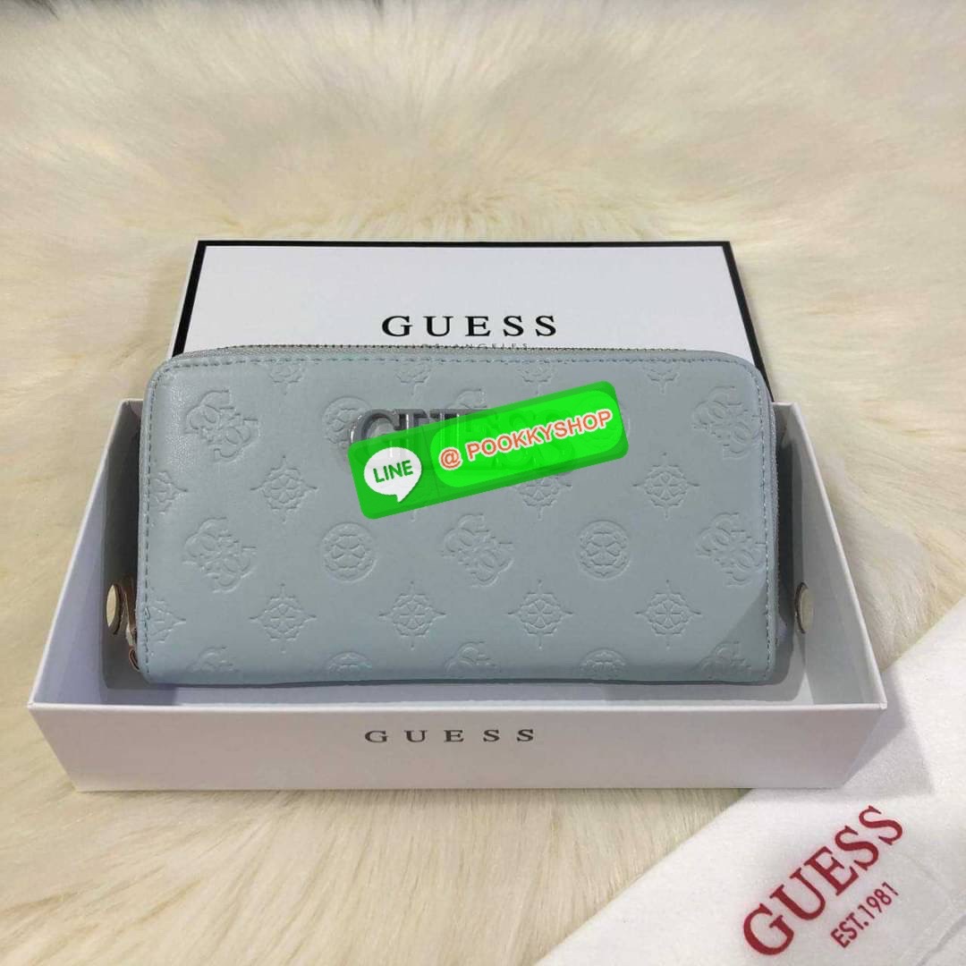 GUESS WOMEN'S LONG WALLET กระเป๋าสตางค์ใบยาว สวยมากค่ะ เปิดปิดด้วยซิป ด้านหน้าประดับโลโก้แบรนด์ ด้านหลังมีช่องซิป หัวซิปแบรนด์ทุกจุด ภายในมีช่องใส่ธนบัตรแบงก์พัน ช่องซิปกลางและช่องใส่บัตรหลายช่องสวยน่าใช้ทุกสีค่ะ มาพร้อมกล่องกระดาษแบรนด์และถุงผ้ามอบเ
