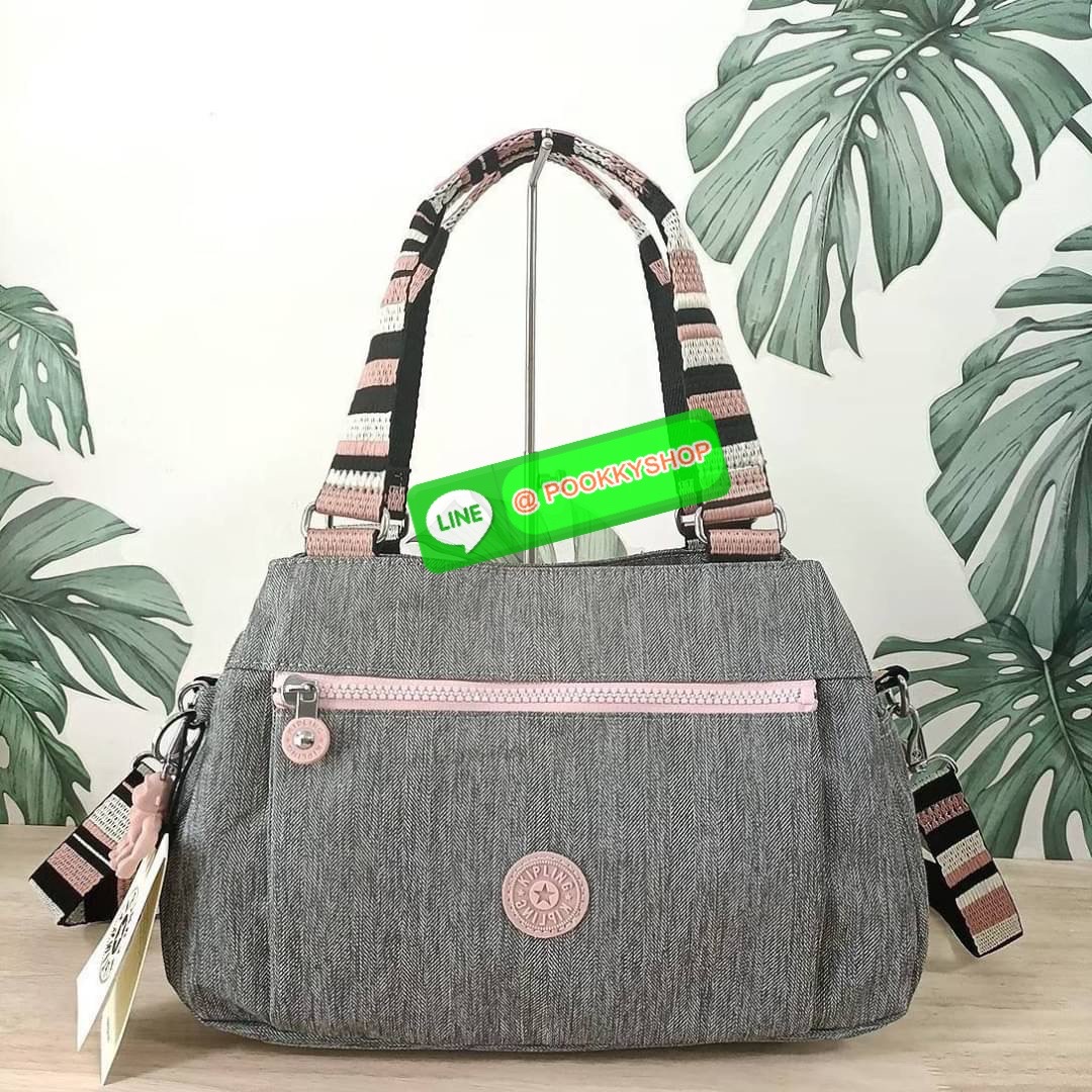 Kipling Damen Orelie Henkeltasche handbag กระเป๋าถือหรือสะพาย ขนาดกลาง วัสดุ Nylon 100% หูถือสูง 7 นิ้ว สายสะพายยาว สายสะพายยาว 126ซม. มีช่องแยกใช้งานหลายช่อง ประกอบด้วย -ด้านหน้า ช่องซิปลึกถึงฐานกระเป๋า -ด้านหลัง ช่องซิปลึกถึงฐานกระเป๋า -ช่องใช้งานหลักด้
