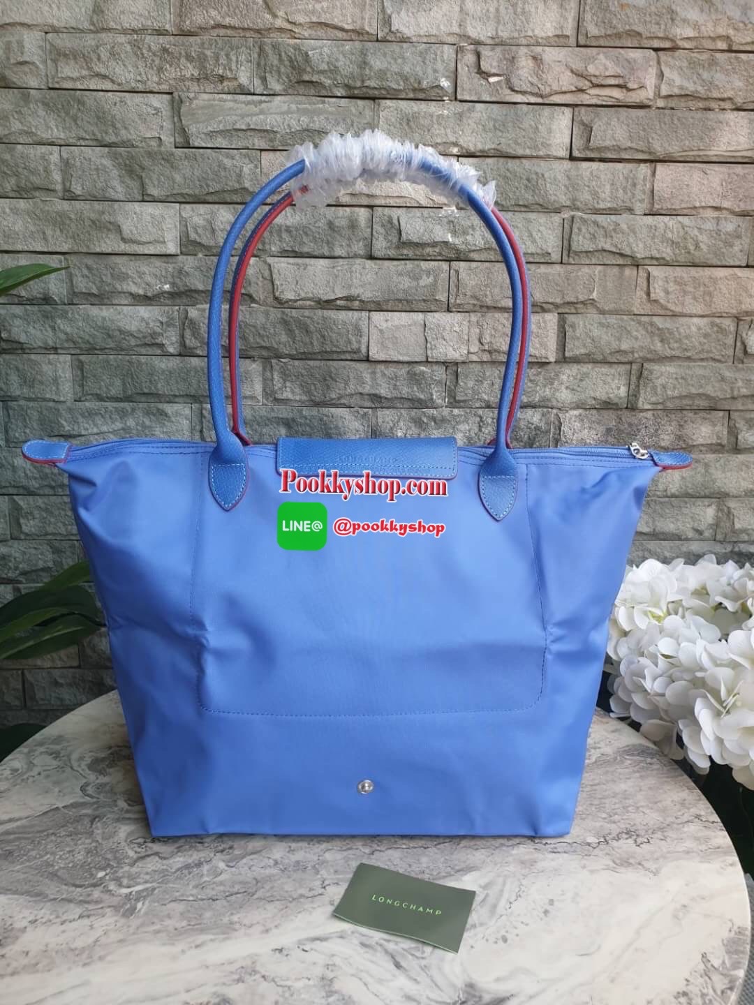 Longchamp Le Pliage Club Tote Bag Size L หูยาว วัสดุเนื้อผ้า Nylon Canvas เคลือบกันนำ้ ตัดด้วยหนังแท้ที่มีน้ำหนักเบา ดีไซน์เรียบง่ายแต่เต็มไปด้วยความคลาสสิก จนเป็นที่ชื่นชอบไปทั่วโลก Longchamp ปรับโฉม LE PLIAGE ด้วยการปักลายรูปม้า-ตราสัญลักษณ์ของแบรนด์บนผ