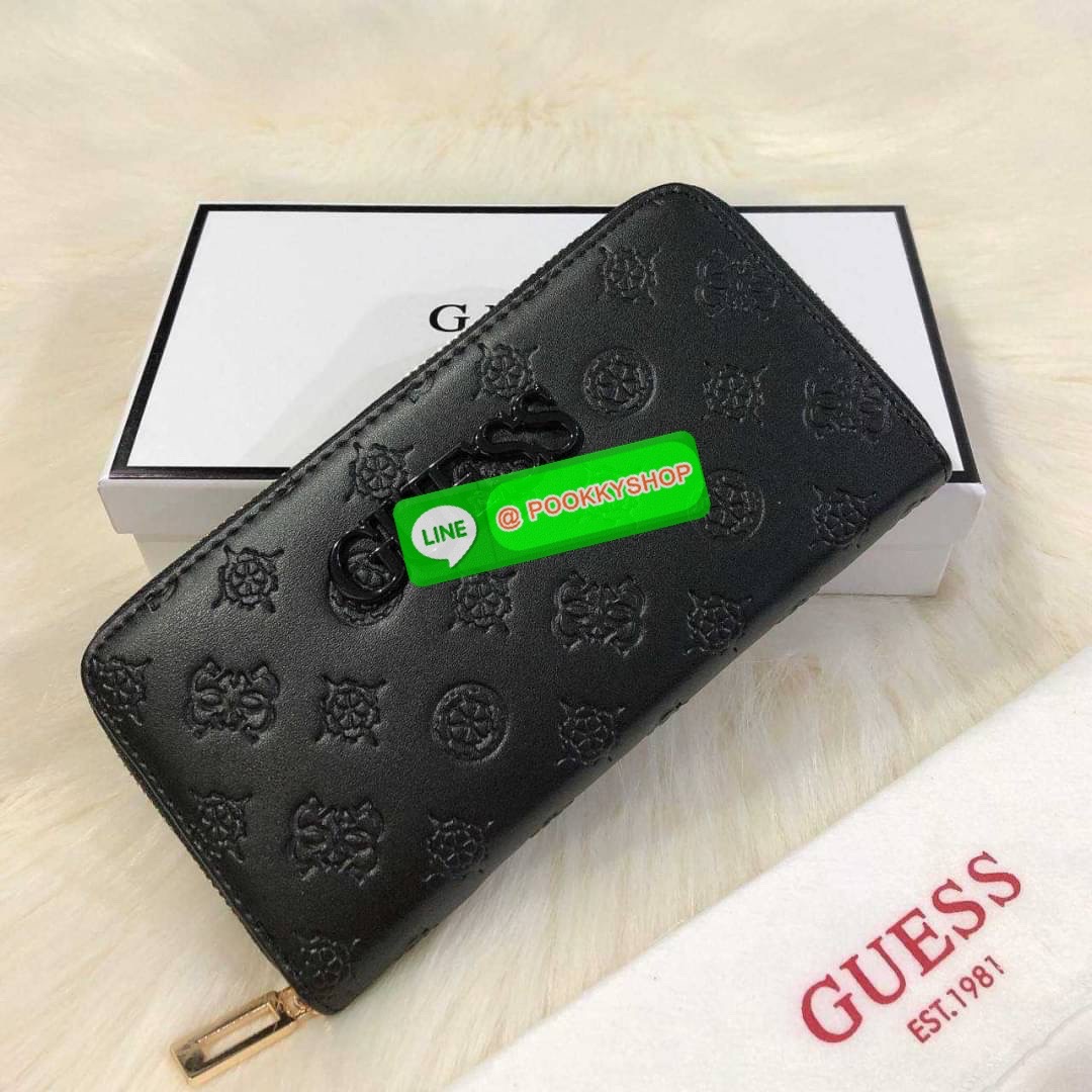 GUESS WOMEN'S LONG WALLET กระเป๋าสตางค์ใบยาว สวยมากค่ะ เปิดปิดด้วยซิป ด้านหน้าประดับโลโก้แบรนด์ ด้านหลังมีช่องซิป หัวซิปแบรนด์ทุกจุด ภายในมีช่องใส่ธนบัตรแบงก์พัน ช่องซิปกลางและช่องใส่บัตรหลายช่องสวยน่าใช้ทุกสีค่ะ มาพร้อมกล่องกระดาษแบรนด์และถุงผ้ามอบเ