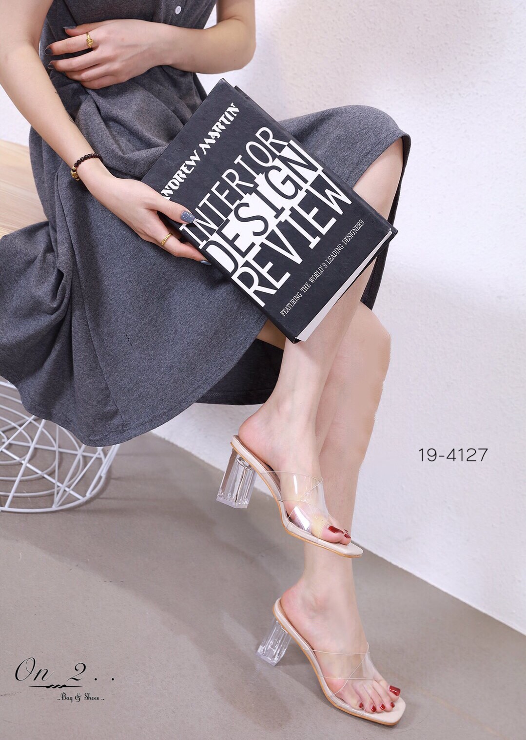 ส้นแก้วใสๆ สไตล์ alexander wang pvc สวยเบอร์แรงบอกเลยคู่นี้หน้าซิลิโคนนิ่มแต่งไขว้ใส่สวยไม่บาดเท้า ส้นเป็นอะคริลิกดูดีดูเป๊ะมากกกก มี 4 สีคะ