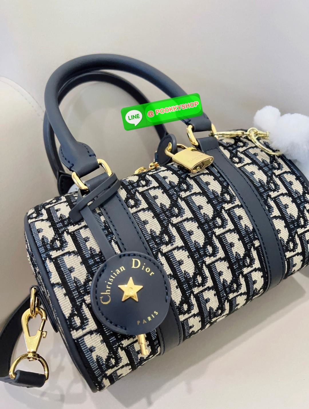 ต้องบอกว่าใบจริงสวยมากๆกับรุ่นนี้ ไม่ผิดหวังแน่นอน DIOR GROOVE BAG 2025 🔖มีไม่มากแล้วน๊าา หมดแล้วหมดเลย ใบกลาง สวยตามๆเซเลปในไทยและ ตปท.กันเลยค่ะ กับกระเป๋าจากDior วัสดุJacquard ทอลายแบรนด์ตัดขอบด้วยหนังแท้เนื้อแมทสุดคลาสสิค