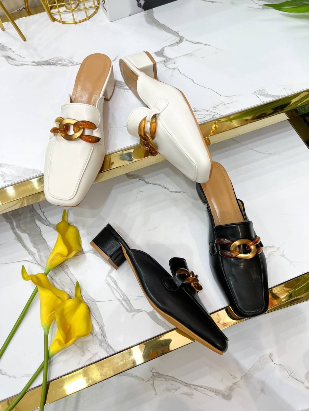 𝙉𝙀𝙒 𝙉𝙀𝙒 ‼️ รองเท้าสไตล์เกาหลีเกาใจมาแล้วทรงนี้เป็นทรงที่ทุกคนต้องมี คลาสสิครุ่นนี้น่ารักมาก ทรงหัวตัดมีความโซ่อะไหล่ทองคาดส้นไม่สูงพื้นนิ่มใส่สบายคู่นี้แมทช์กับเสื้อผ้าง่าย