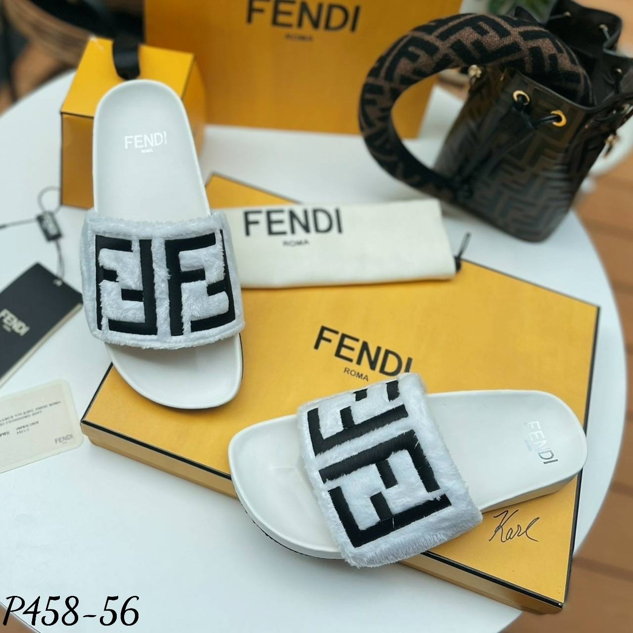 พร้อมส่ง งานมาใหม่ล่าสุดเลยค๊า รองเท้าแตะ ส้นแบน งานFe ndi. ขนเฟอร์นุ่มๆ งานปักโลโก้ น่ารักมากกกๆ ค่ะ นุ่ม ใส่สบาย มาไม่มากน้า รีบจัดเลยค๊า