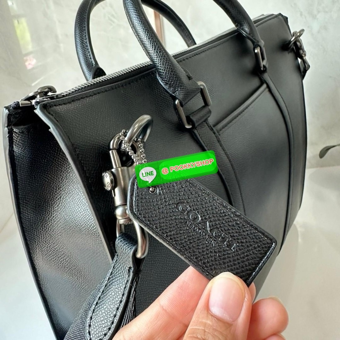 COACH GRAHAM ZIP BRIEF (CE439) 🔖กระเป๋าใส่โน๊ตบุ๊คใส่เอกสารใบใหญ่ 🔖วัสดุ:หนังแท้ทั้งใบ 🔖เปิดปิดด้วยซิป ภายในกว้าง มีช่องย่อยใส่ของจุกจิก ช่องใส่บัตร ใส่เอกสารและของสำคัญได้เยอะ 🔖สายสะพายสามารถถอดออกและปรับระดับได้คะ