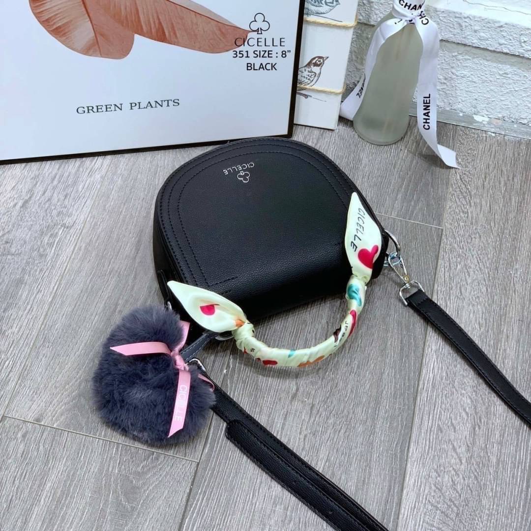 รุ่นแม่หนิง พร้อมส่ง กระเป๋าแบรนด์ CICELLE (ซี-เซล) สไตล์ Modern Luxury รุ่นแม่หนิง 🎀หนัง PU PREMIUM 🎀หนังเรียบเนียนสวยมากค่ะ 🎀มีสายสะพายยาวปรับระดับได้