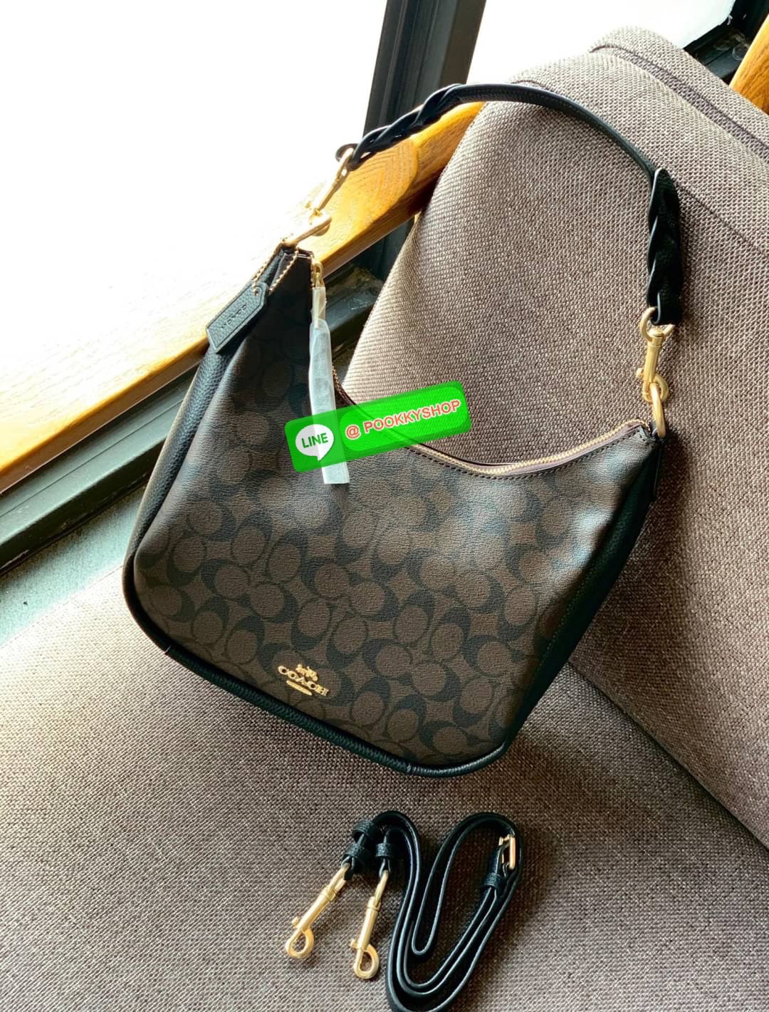 COACH JULES HOBO BAG ((C9189//9190)) 🌍พร้อมส่งที่ไทย! ต้องบอกก่อนว่าหนังรุ่นนี้อย่างดี นิ่มมากๆ สัมผัสแล้วรู้สึกละมุน กับกระเป๋าใบใหญ่ ทรงสวย เปิดปิดกระเป๋าแบบซิปมีหนังห้อยเพิ่มความเก๋ตรงหัวซิปค่ะ ภายในกระเป๋ากว้างมาก ใส่สัมภาระได้ครบครัน หายห่วงเ