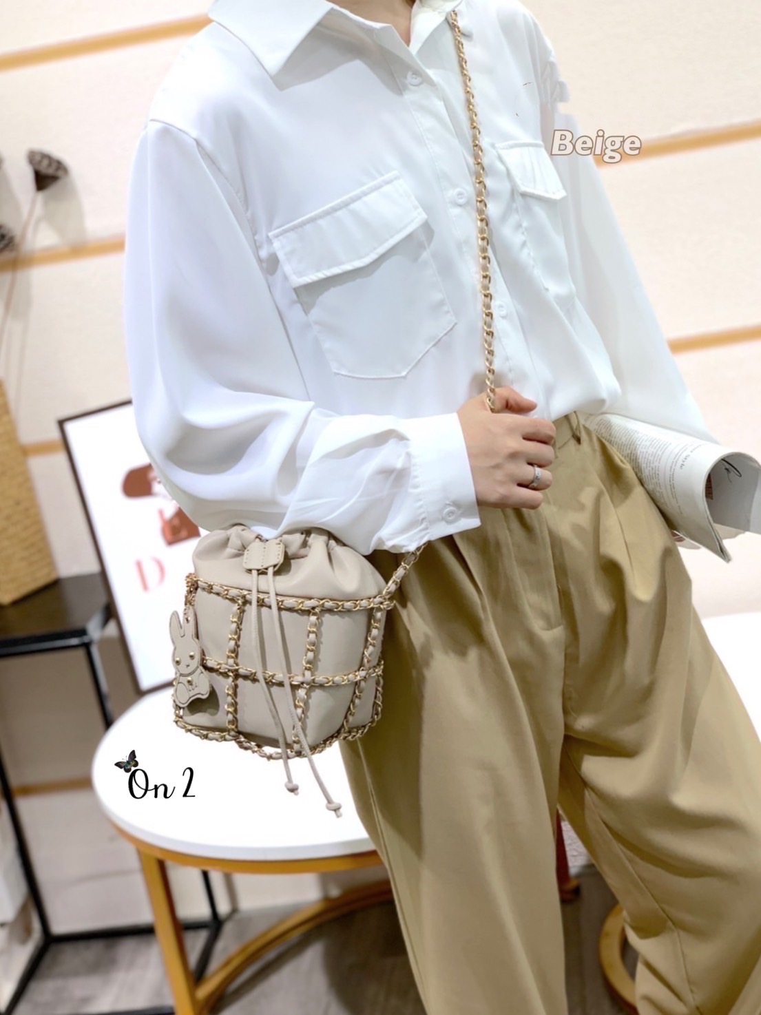 กระเป๋าแฟชั่นสไตล์แบรนด์ Chanel ทรงขนมจีบ แต่งโซ่ล้อมรอบ น่าใช้มากค่ะสายสะพายแบบ Cross body จับจองกันเลยคร่าสาวๆไม่มีไม่ได้ล๊าววว สวยทุกสีคร่า