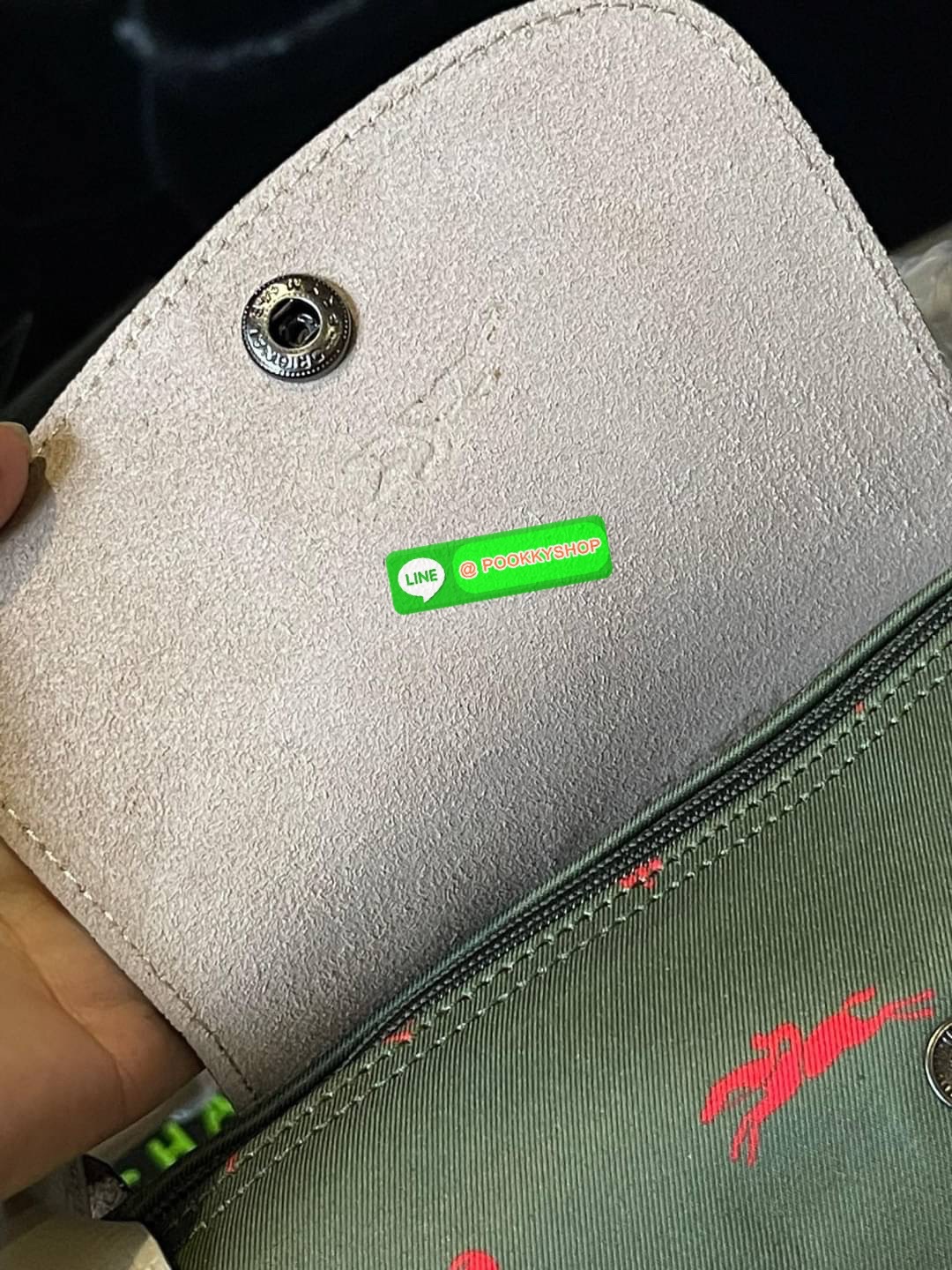 Longchamp x EU Le Pliage tote bag L คอลเลกชันพิเศษจาก Longchamp ที่น่ารักสุดๆ สำหรับซัมเมอร์นี้ กระเป๋ารูปทรงคลาสสิกที่มาในลวดลายและสีที่ออกแบบมาพิเศษ ยังคงความเป็น Le Pliage กระเป๋าสะพายไหล่ทรงTote ใส่ของได้จุอย่างเหลือเชื่อ ยังมีซิปปิดเพิ่มความปลอดภัย น