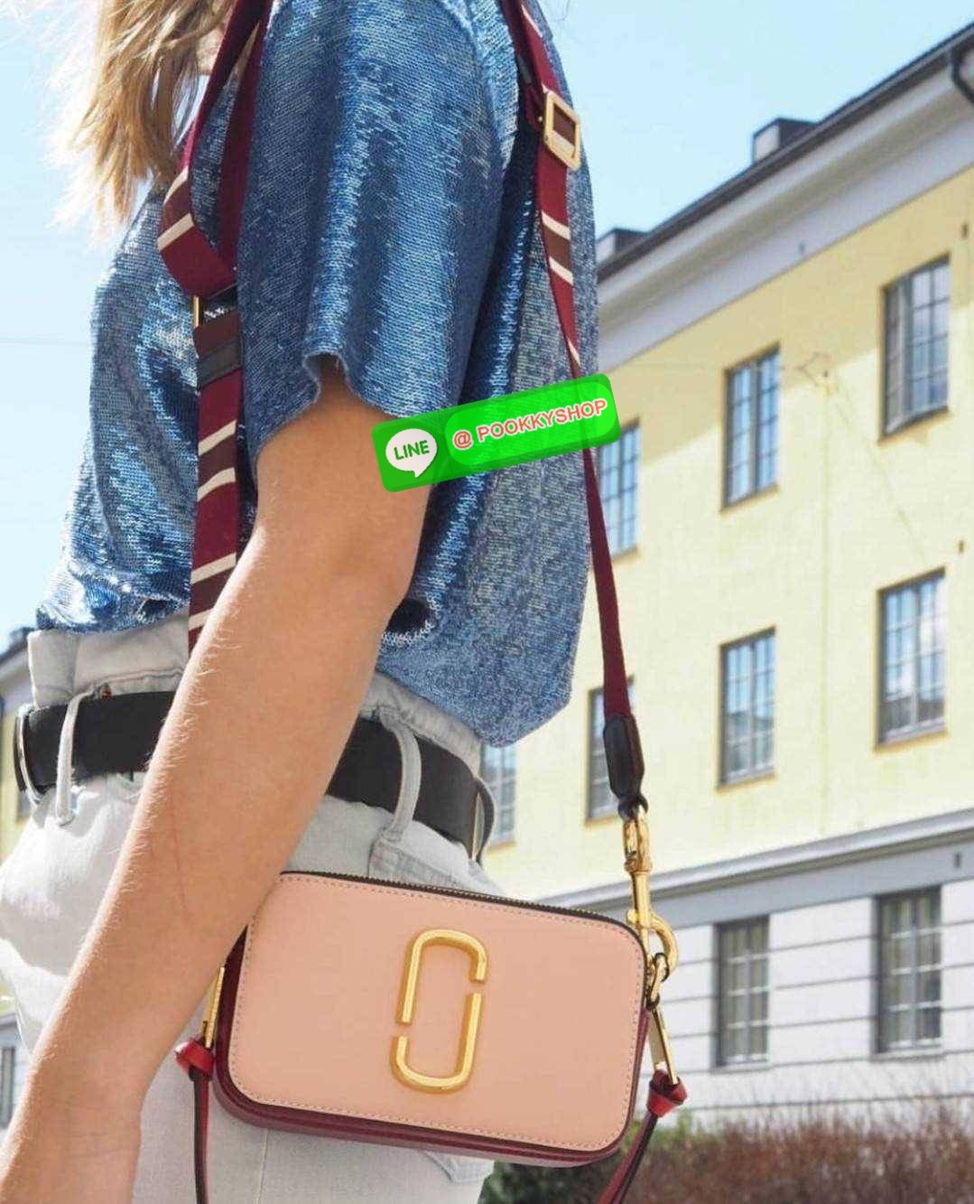 MARC JACOBS THE SNAPSHOT CAMERA BAG ไอเท็มยอดฮิตที่โดดเด่นเป็นเอกลักษณ์ กับกระเป๋าสะพายข้างสุดปัง เรียกได้ว่าไม่ซ้ำใคร!! วัสดุหนังวัว สวยอยู่ทรง เปิด-ปิดกระเป๋าด้วยซิป มีซิปหลัก 2 ช่อง แบ่งสัดส่วนไว้ดีมาก มาพร้อมสายสะพายสปอร์ตเส้นใหญ่ ที่ออกแบบโทนสีมาให้เ