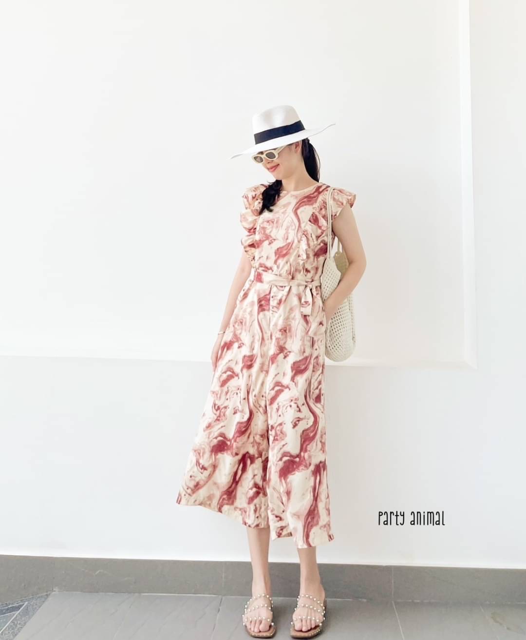 Marble Jumpsuit จั๊มสูทห้าส่วนทรงปล่อย แต่งระบายช่วงอก มาพร้อมเชือกผูกเอว เนื้อผ้า polyester พลิ้วๆนุ่มใส่สบาย งานมีซับในตัว ซิปหลัง และกระเป๋าล้วงข้างตัว เป้ายาวไม่รั้งค่ะ 2สี