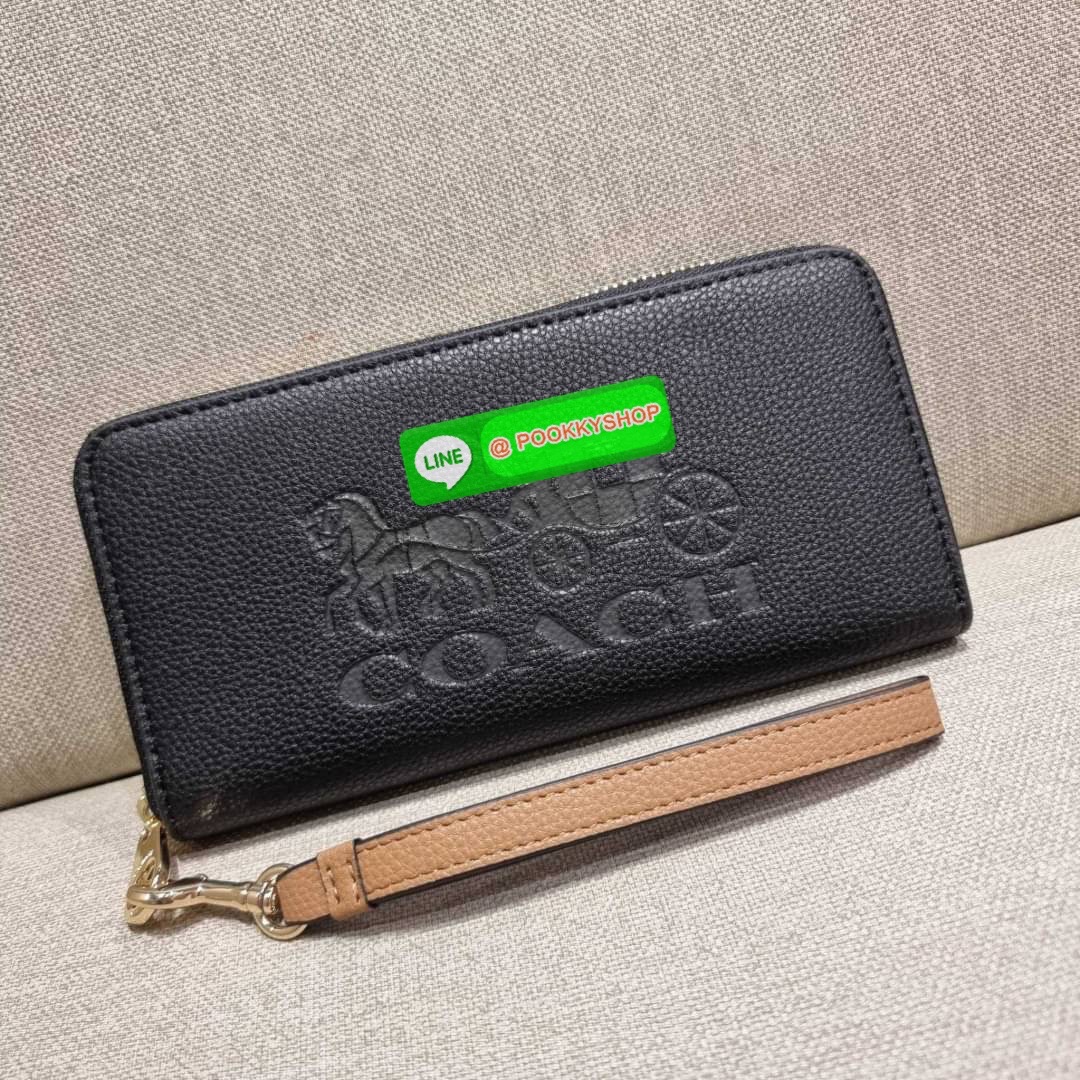 COACH C3548 LONG ZIP AROUND WALLET WITH HORSE AND CARRIAGE พร้อมเสิร์ฟความหรู กับคอลใหม่ สีสวย ผู้ดีขับผิวมาก กระเป๋าสตางค์ใบยาวกึ่งคล้องมือ เรียบหรู โดดเด่นด้วยโลโก้เอกลักษณ์ วัสดุหนัง pepble ทนทาน มาพร้อมสายคล้องมือ ถอดออกได้ ภายในใส่บัตรได้เยอะ มีช่องซ