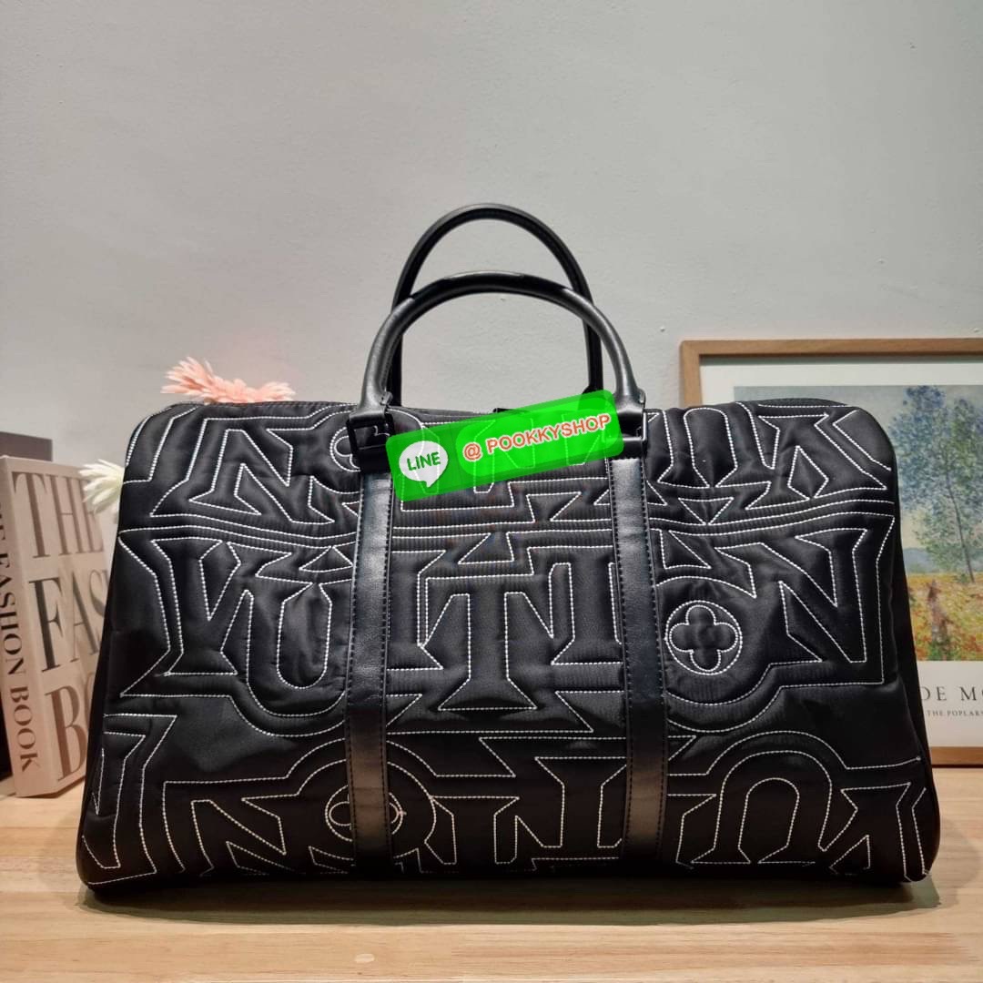 NEW IN LV KEEPALL SNOW BAG ใหม่ล่าสุดกับเวอร์ชั่นใหม่ สไตล์สปอร์ต กระเป๋าเดินทางสุดคลาสสิค ทึ่ใครๆก็เฝ้ารอ ไอเท็มที่จะทำให้การเดินทางไม่ธรรมดาอีกต่อไป ด้วยดีเทลความเป็นเอกลักษณ์ เรียบแต่หรู ดีไซน์ลายปักความเป็นเอกลักษณ์ผสาน ลวดลายโมโนแกรมฟลาวเวอร์ ลงบนผ้า