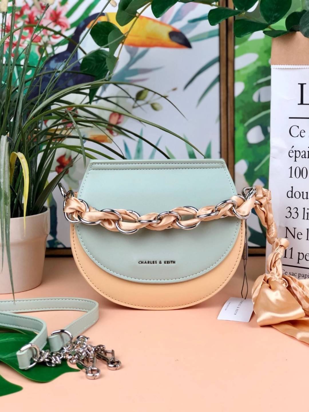 New arrival! Charles & Keith Satin Scarf Semi Circle Bag กระเป๋าสะพายหนังเรียบสีสวยหวานละมุนตุนมากกกกก❤️ แต่งโซ่พันซาตินเพิ่มลุคเก๋ให้กระเป๋า เปิดปิดแบบแม่เหล็กดูด ด้านในจุของได้เยอะทีเดียวจ้า สามารถใส่ iPhone plus, กระเป๋าเงินใบกลางได้ มีช่องซิป 1