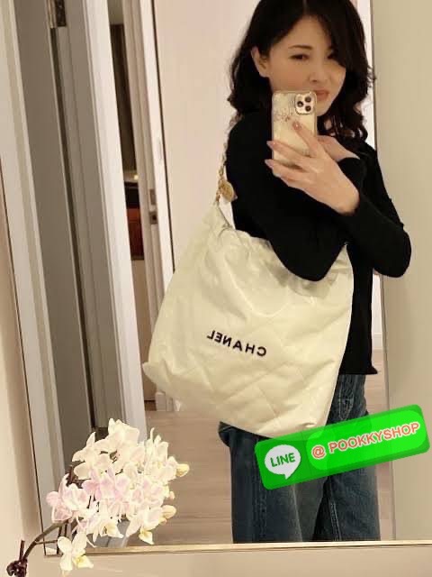 New Arrivals!!! CHANEL BAG VIP GIFT WITH PURCHASE (GWP) พรีเมี่ยมกิ๊ฟสุดหรู วัสดุหนังแกะสังเคราะห์นุ่ม ลื่น มันเงา อะไหล่ทองหรูหรา ไอเท็มมาแรง เกินต้านน ดีเทลเรียบๆแต่หรูหรา ใช้ได้ทุกโอกาศ เปิด-ปิด ด้วยกระดุมแม่เหล็ก ภายในโล่ง มีช่องซิป มาพร้อมใบลูกใส่ตัง