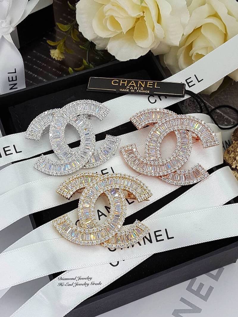 Super Hi-End Quality !!!!!! ทีเด็ดอีกตัวของวันนี้มาแล้วจ้าาาายกให้กับ Chanel Brooch ตัวนี้ค่ะ รุ่นนี้เป็นงานซุปเปอร์ไฮเอนนะคะ งานสวยยยยที่สุดเกรดดีที่สุดนะคะ วัสดุเกรดเทียบเท่าของแท้ งานเกรดจิวเวอรี่ ใส่เข้า shop ได้เลยค่ะรุ่นนี้ งานอย่างดีเพชร “Premium C