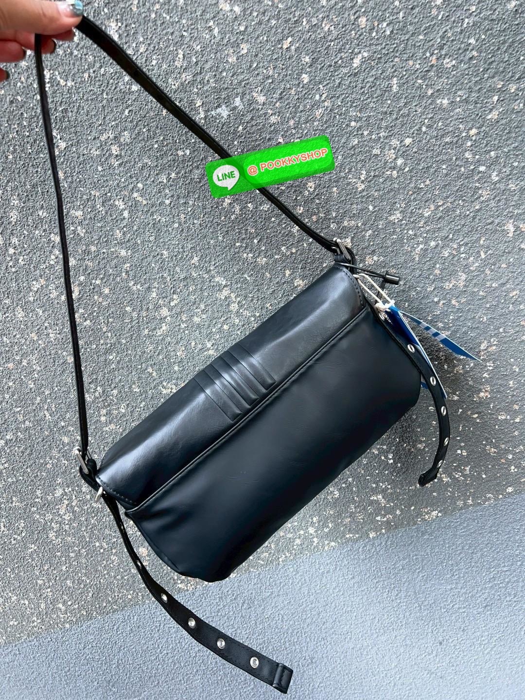 ADIDAS ORIGINALS HOBO LEATHER SHOULDER BAG 🔖พร้อมส่ง! กับกระเป๋าแนวสตรีทที่ออกแบบให้ใช้งานได้ทุกโอกาศ ดีไซด์เก๋ ถูกใจสาวๆกันเลบทีเดียวค่า 🔖หนังแท้หนานิ่ม เนื้อแมทอย่างดีสวยมากๆ อะไหล่เงิน ด้านหน้าเป็นช่องซิปสำหรับใส่ของจุกจิก เปิด-ปิดกระเป