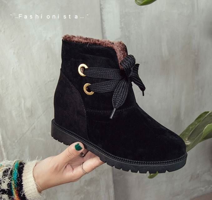 Restock!! สินค้าขายดี งานคุณภาพ แบบชิคๆ พร้อมส่งค่ะ รองเท้าบู้ทนำเข้าสไตล์เกาหลี วัสดุหนังกำมะหยี่เนื้อหนา ด้านในบุขนมิ้งเนื้อฟูนุ่มมากก พื้นรองเท้าเป็นยางเดินไม่ลื่น เสริมส้นซ่อนด้านในอัพเรียวขา 2.5" แต่งสายร้อยเชือกหน้า งานตอกตาไก่อย่างดี แมชชุดดูน