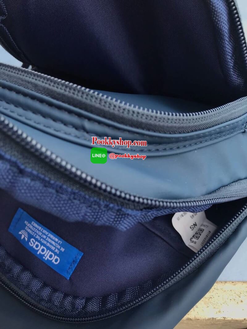 Adidas Expect Originals Bag กระเป๋าสะพายคาดอก ขนาดกลาง วัสดุหนังpu หนังนิ่ม กันน้ำได้ ด้านหน้าสกรีนโลโก้แบรนด์ มีช่องซิปใหญ่ใช้งานได้2ช่อง ภายในมีช่องแยกใส่มินิไอแพค หรือกระเป๋าสตางค์ทรงยาว สายสะพายปรับความยาวได้ฟรีไซส์ ใช้ได้ทั้งผู้หญิงและผู้ชายเท่ๆเลยคร