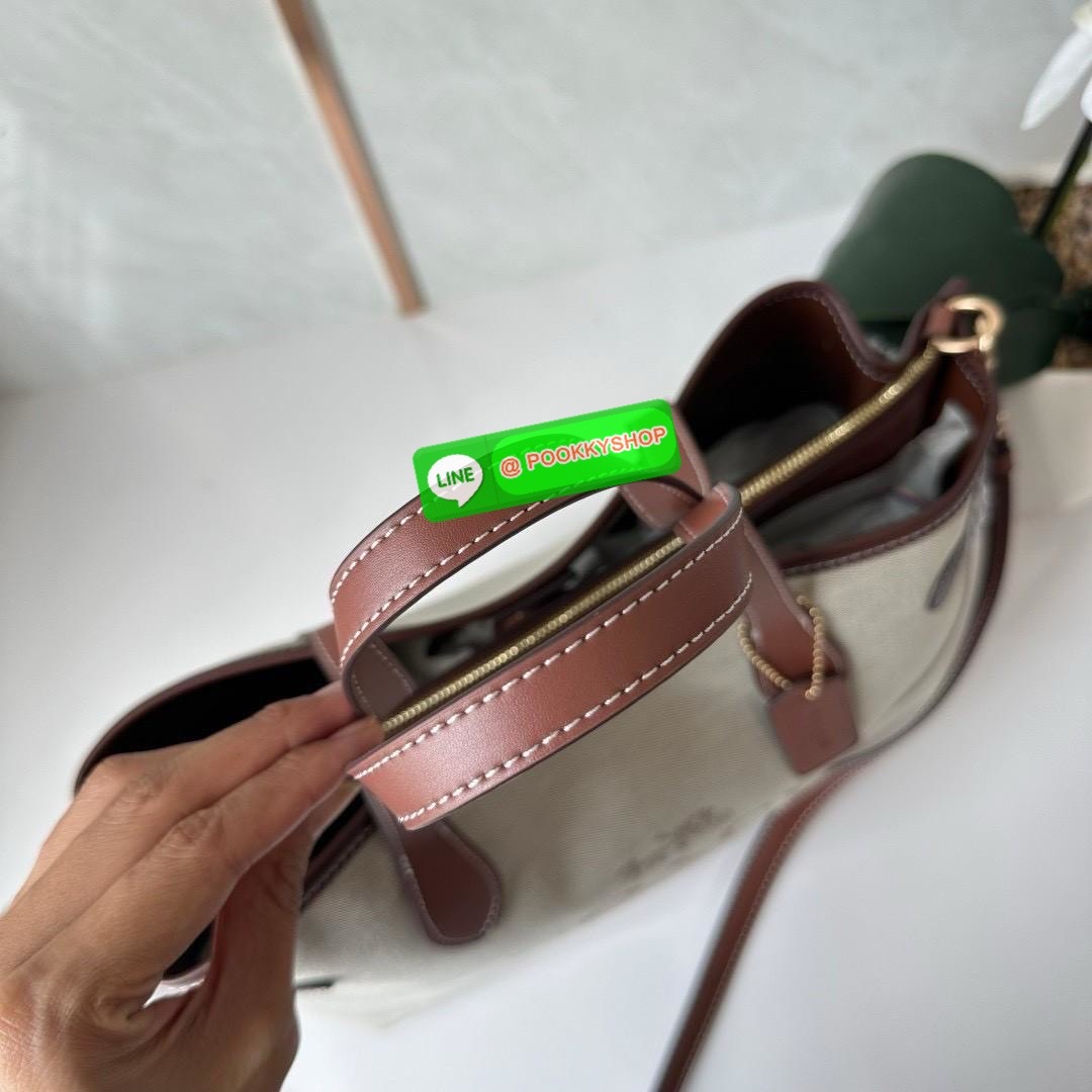 COACH HANNA CARRYALL WITH COACH CH189 IMNAM 🔖กระเป๋าสะพายไหล่/ถือ รูปทรงสวยหรู ลุคคุณนายมากแม่ 🔖วัสดุ: ผ้าแคนวาสตัดขอบหนัง 🔖เปิด-ปิดแบบกระดุมแม่เหล็ก ภายในกระเป๋ามัลติฟังก์ชั่น ช่องซิปกลาง บุผ้า 🔖สายสะพายถอดและปรับระดับได้