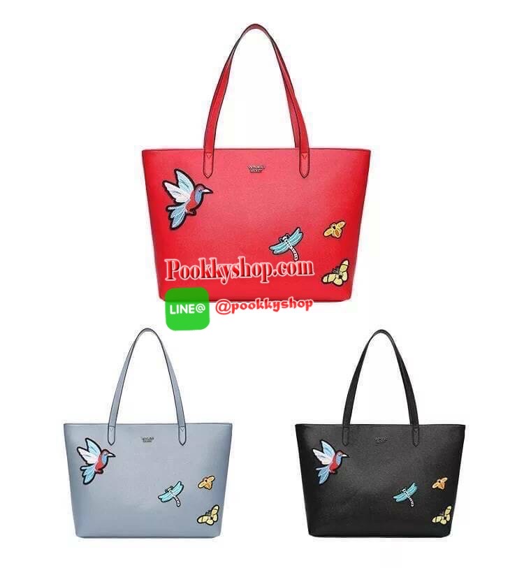 Victoria’s Secret Tote Bag 2019 กระเป๋าถือหรือสะพายลายหนังคาเวียร์ สวยด้านหน้าประดับด้วยโลโก้ ตัวกระเป๋าแต่งด้วยลายปักสวยเก๋ ปากกระเป๋าเปิดปิดด้วยซิปสะดวกใช้ ภายในมีช่องโล่งและช่องเล็กไว้แบ่งเก็บของ ใส่หนังสือ เอกสาร A4 Notebook ipad กระเป๋าสตางค์ ของใช้ไ