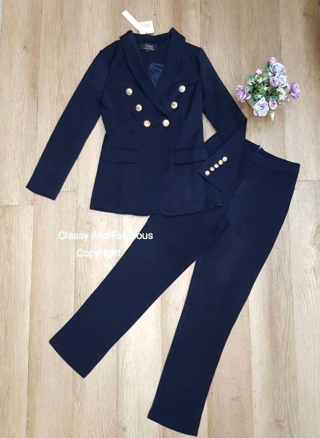 เสื้อสูท กางเกงขายาว เสื้อคอสูท ผ้าเรียบกระดุมทอง6เม็ด ปลายแขนก็ติดกระดุมเรียงมีกระเป๋าล้วงได้จิง ทั้ง2ข้าง มาพร้อมกางเกงขายาว ซิปหลัง เนื้อผ้าดีฝุดๆ ใส่แล้วหรูแบบเซเลบ มีความเกร๋ใส่ทำงานก็ได้ หรือใส่ได้ทุกโอกาส สาวๆต้องมีไว้นะคะเพราะผ้าเราดีจริงๆมากไม่ผิ