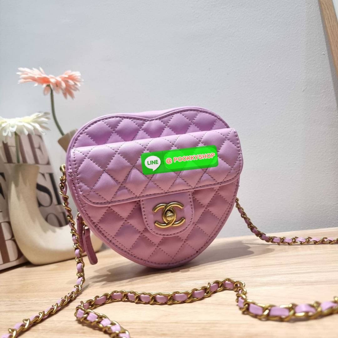 สวยมาก มงลงมาก!! พรีเมี่ยมกิ๊ฟ Chanel vip สุดพิเศษจากเคาน์เตอร์ duty free กระเป๋าสะพายสุดคิ้วท์ ที่ดีไซน์รูปทรงหัวใจไม่ซ้ำใคร น่ารักทุกสี น่าใช้ไปเลยแม่!! วัสดุหนังแกะฟอกสี เปิด-ปิดด้วยซิป ด้านหน้ามีช่องเก็บของจุกจิก ภายในเป็นช่องโล่ง ใส่มือถือ ใส่กระเป๋า