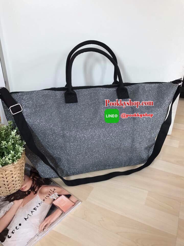 👜Victorias Secret Limited Edition Weekender Tote Bag Silver Glitter XL Zipper กระเป๋าสะพายไซส์ XL สวยเด่นสะดุดตาสีบรอนซวิ้ง ด้านหน้ามีโลโก้อักษรสีดำ ตัดกับสีกระเป๋าอย่างสวยงาม เปิดปิดซิป ภายในกว้างขว้างมาก จุเสื้อผ้าไปเที่ยว ตจว. ได้ประมาน 3-4 วัน