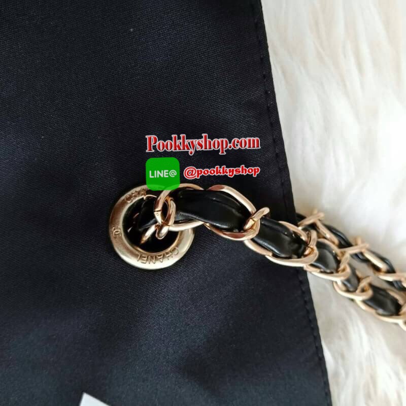 New Gorgeous☆☆ กระเป๋าใบใหญ่ทรง Tote จากแบรนด์ Chanel VIP gift Bag มาพร้อม Ribbin สุดหรู ของแท้ 100% ทำจากผ้าหนา Polyester ฐานล่างกระเป๋าทำจากหนังแก้วผิวมันเงา สวยหรู สกรีนโลโก้ชาแนลหน้าหลัง หัวซิปปั้มโลโก้ ด้านในเป็นช่องกว้าง และมีอีกหนึ่งช